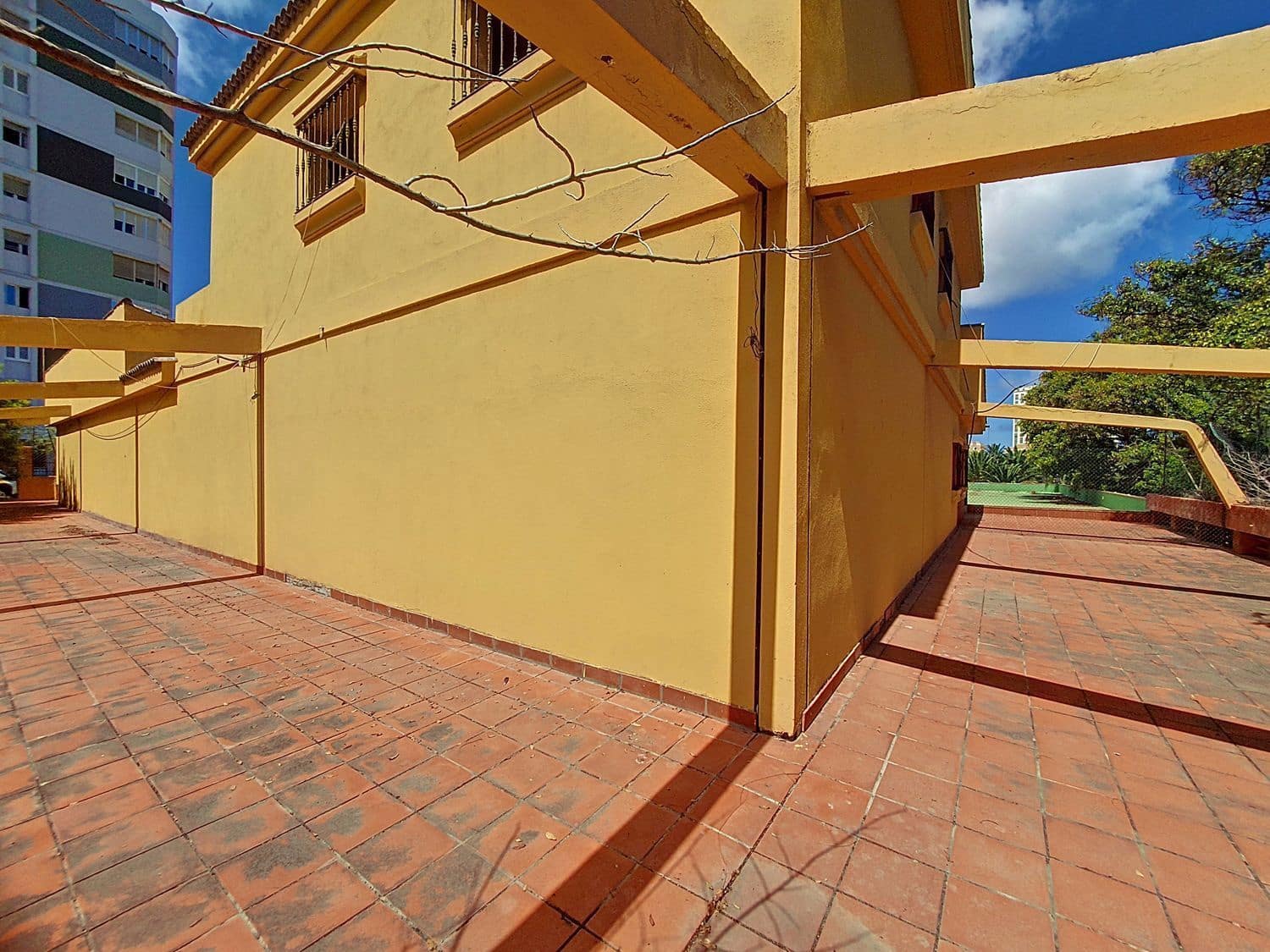 Commercial for sale in Las Palmas de Gran Canaria - € 690,000 (Ref: 9882287)