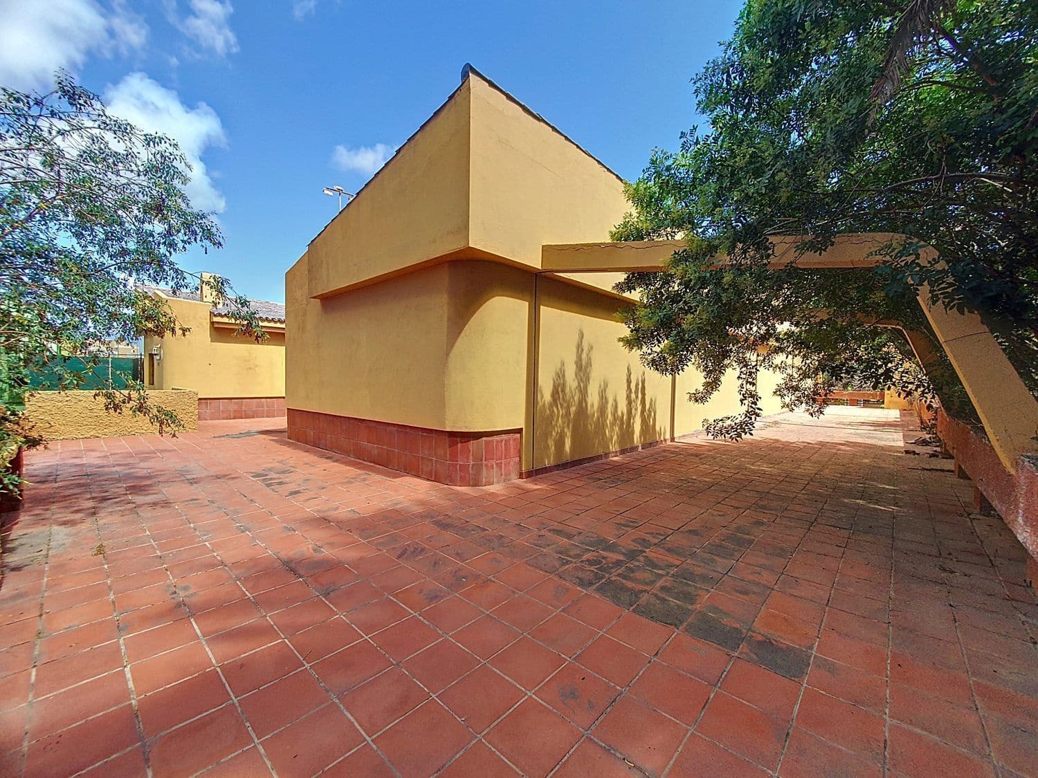 Commercial for sale in Las Palmas de Gran Canaria - € 690,000 (Ref: 9882287)