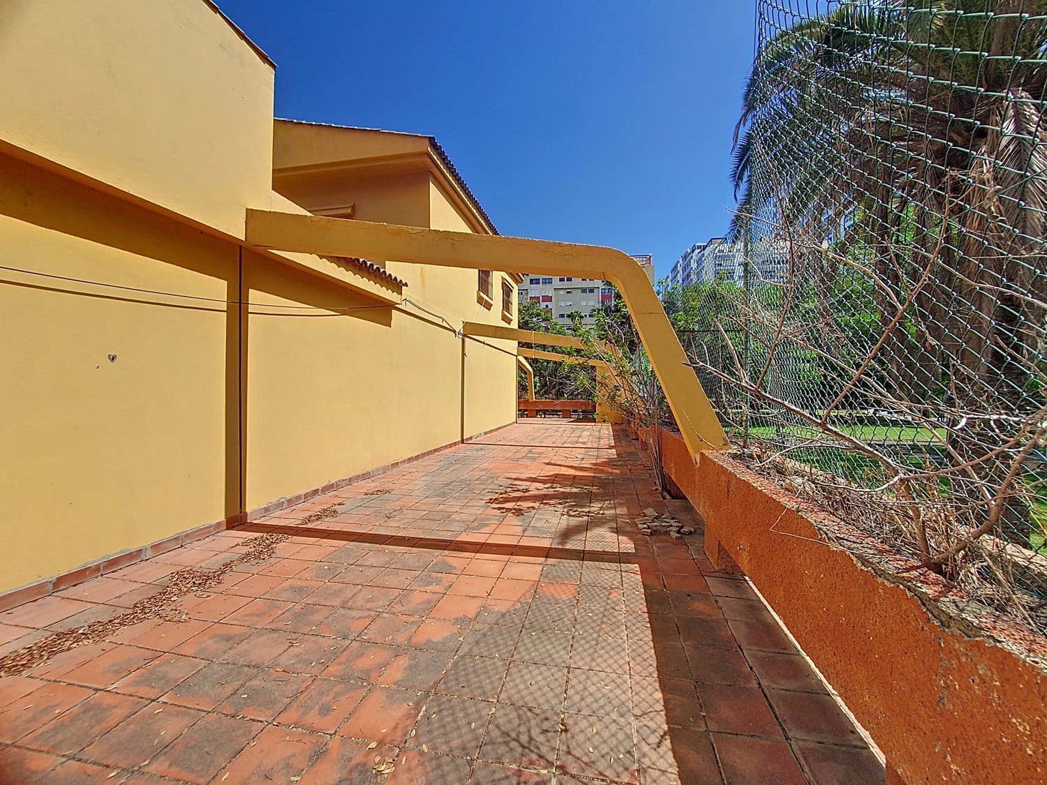 Commercial for sale in Las Palmas de Gran Canaria - € 690,000 (Ref: 9882287)