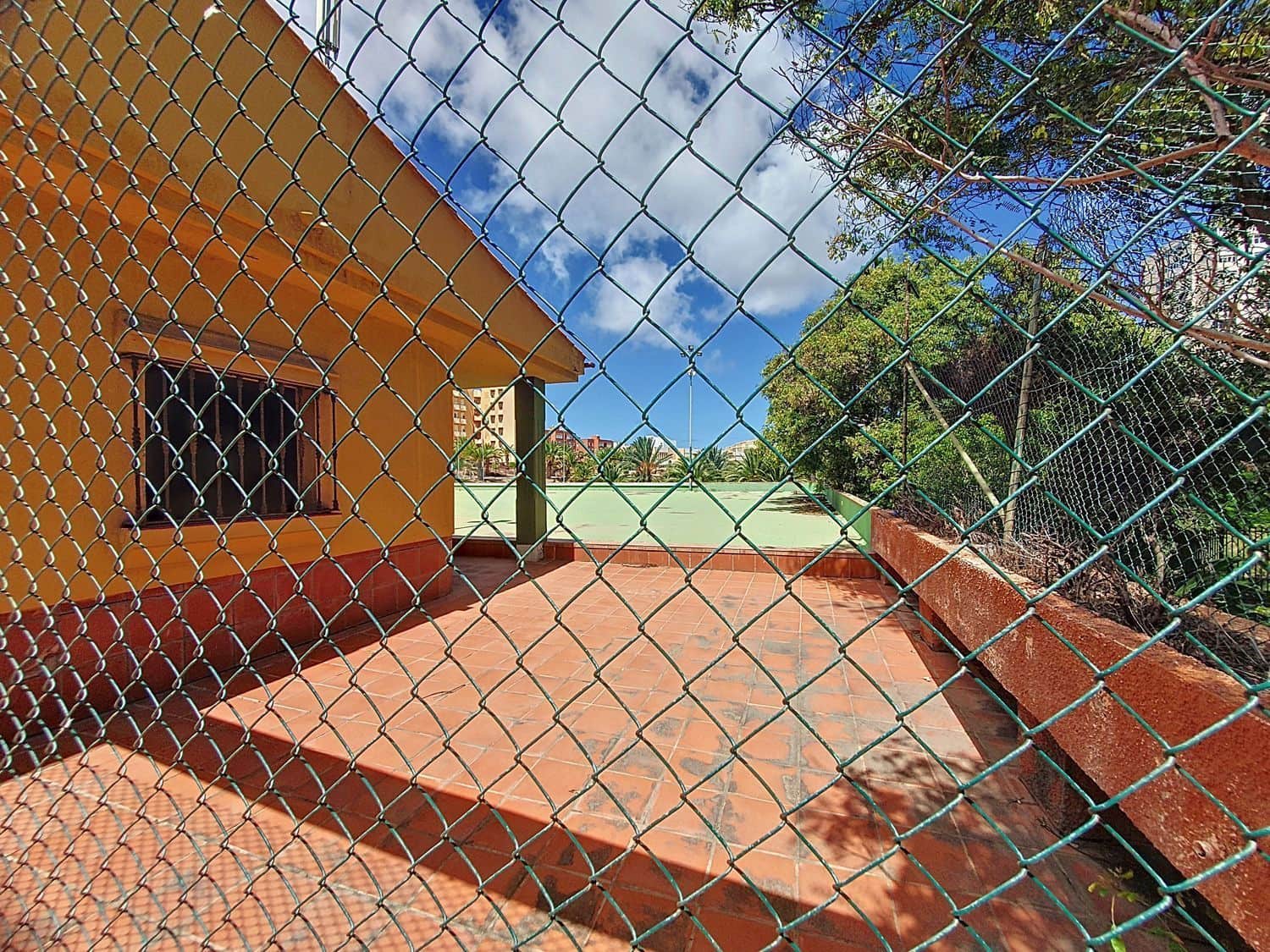 Commercial for sale in Las Palmas de Gran Canaria - € 690,000 (Ref: 9882287)