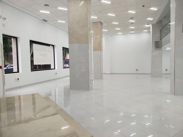 Comercial para arrendar em Las Palmas de Gran Canaria - 5 200 € (Ref: 9882296)