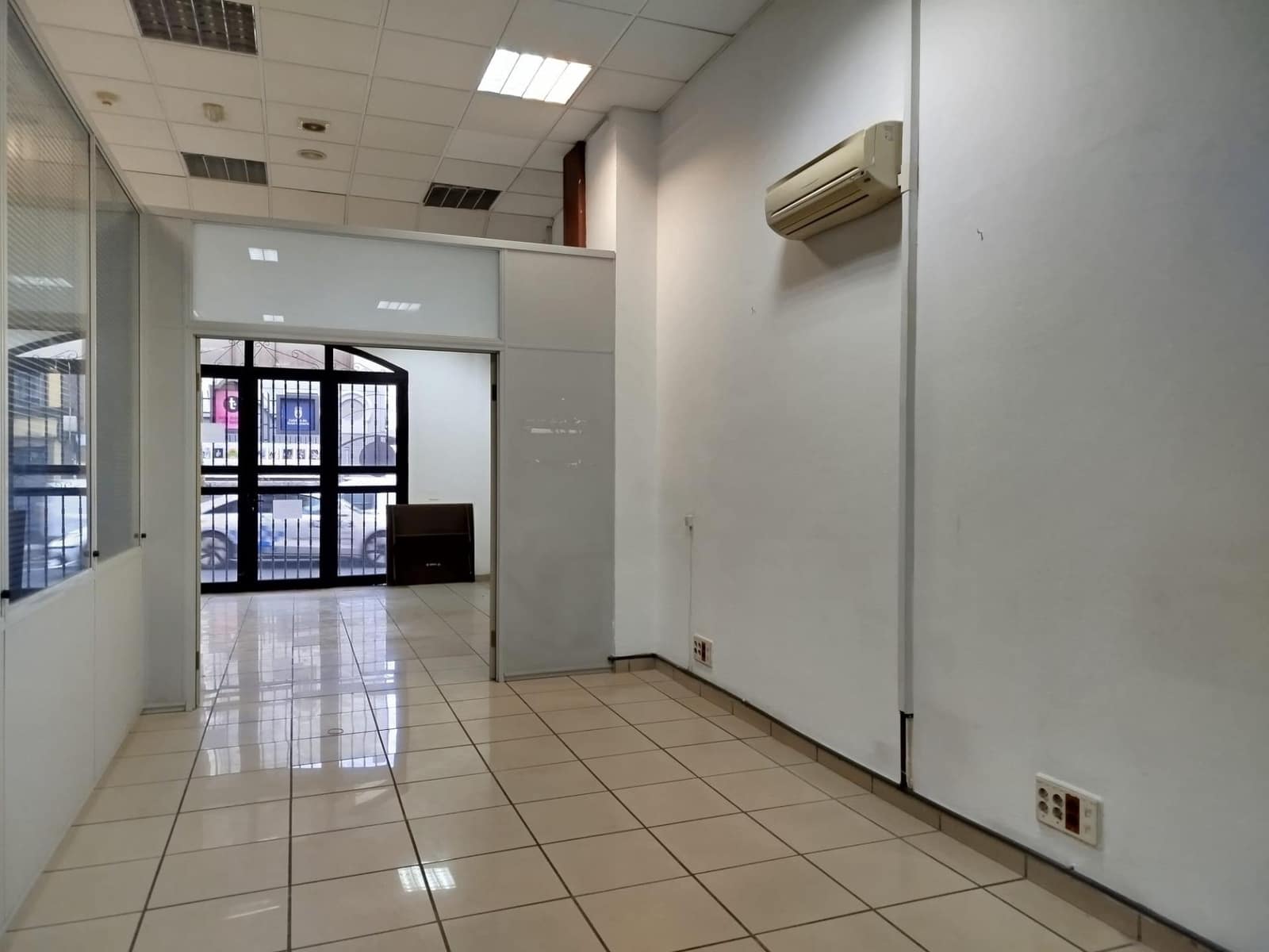 6 bedroom Commercial for rent in Las Palmas de Gran Canaria with garage - € 2,400 (Ref: 9882297)
