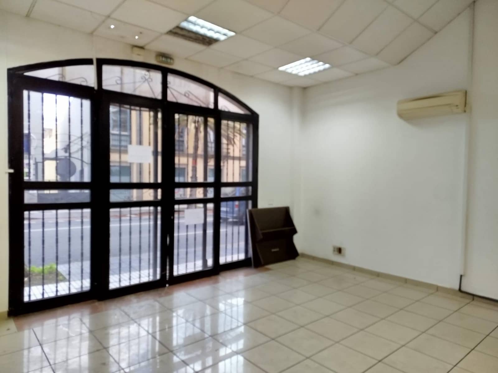 6 bedroom Commercial for rent in Las Palmas de Gran Canaria with garage - € 2,400 (Ref: 9882297)