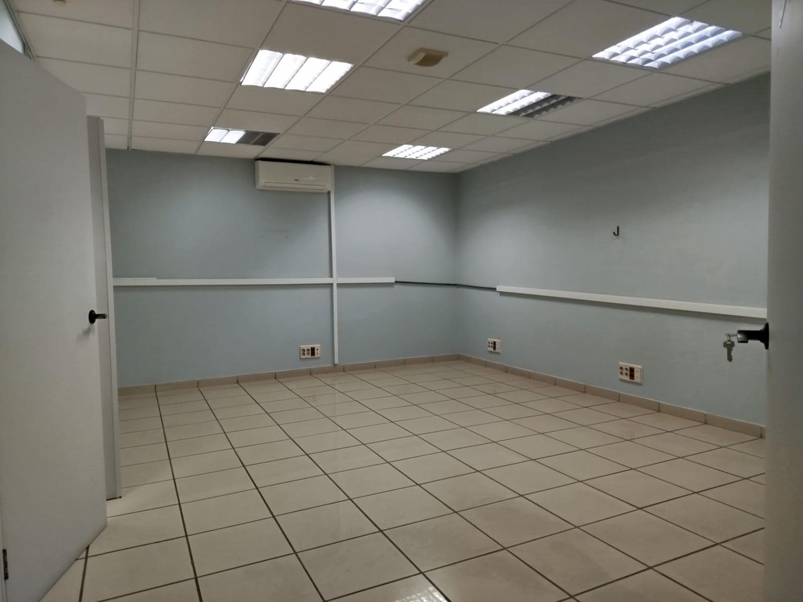 6 bedroom Commercial for rent in Las Palmas de Gran Canaria with garage - € 2,400 (Ref: 9882297)
