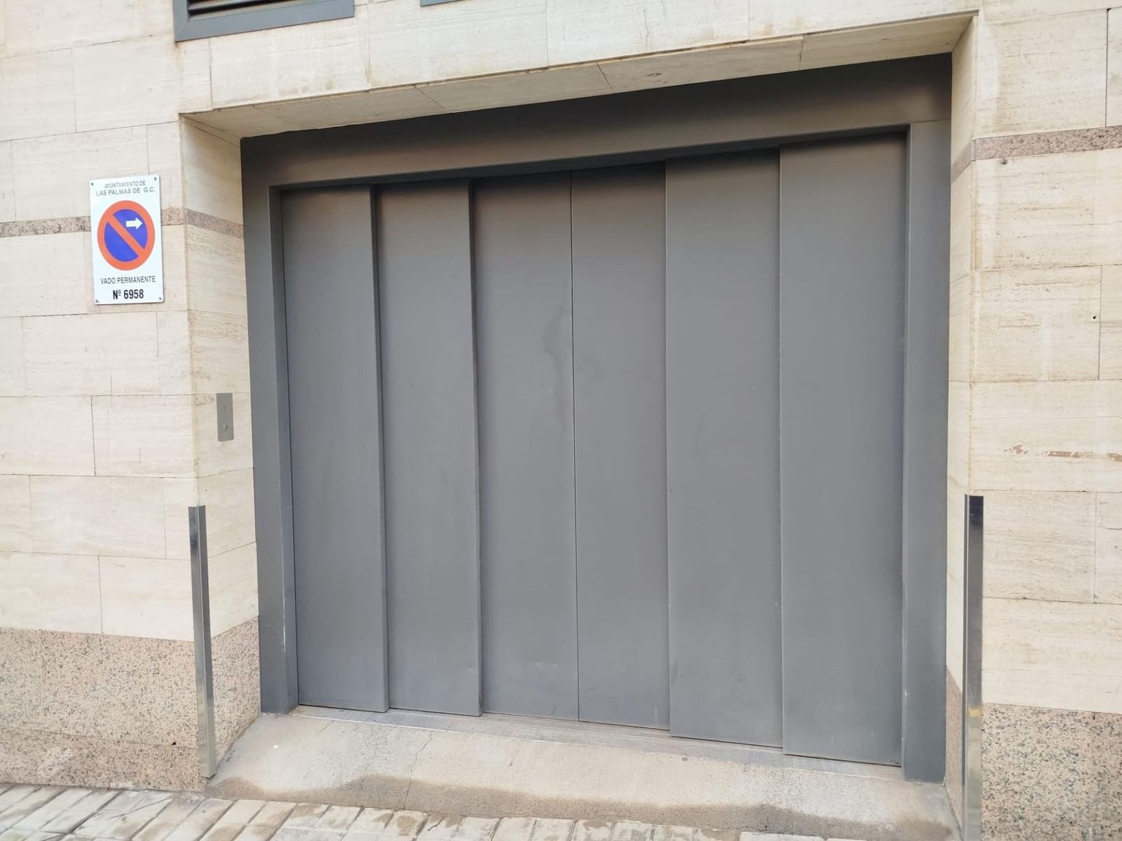 6 bedroom Commercial for rent in Las Palmas de Gran Canaria with garage - € 2,400 (Ref: 9882297)