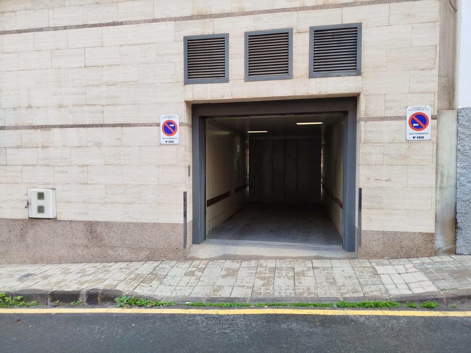 6 bedroom Commercial for rent in Las Palmas de Gran Canaria with garage - € 2,400 (Ref: 9882297)