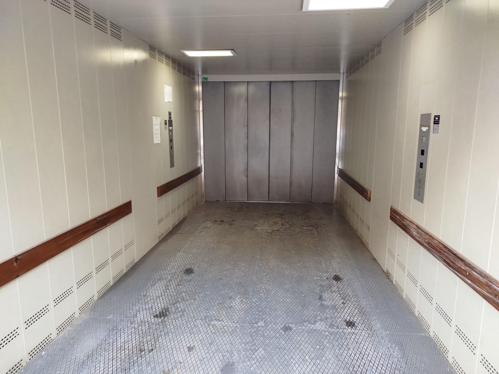 6 bedroom Commercial for rent in Las Palmas de Gran Canaria with garage - € 2,400 (Ref: 9882297)