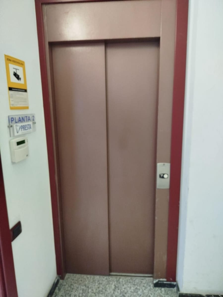Office for rent in Las Palmas de Gran Canaria - € 1,200 (Ref: 9882304)