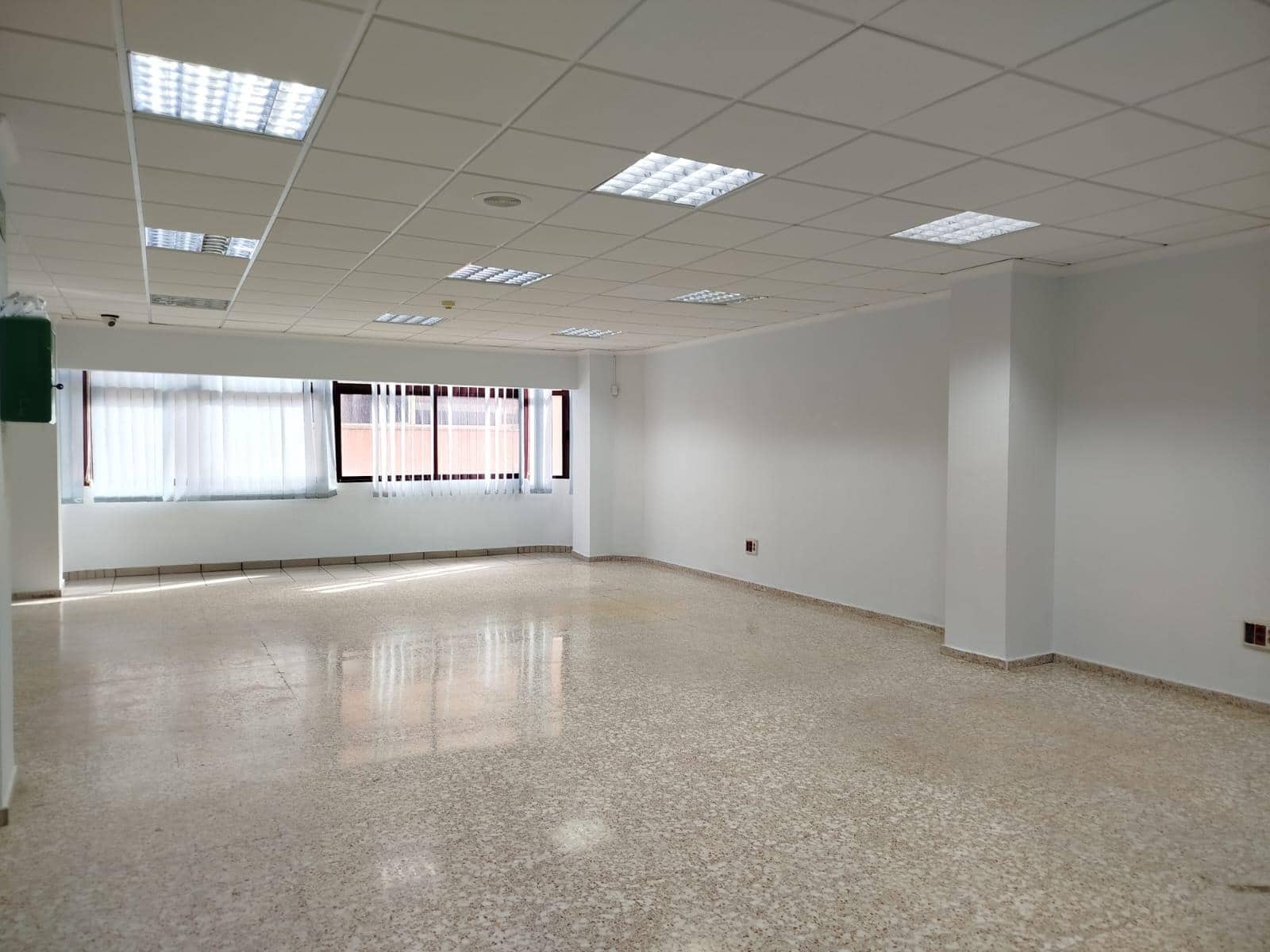 Office for rent in Las Palmas de Gran Canaria - € 1,200 (Ref: 9882304)