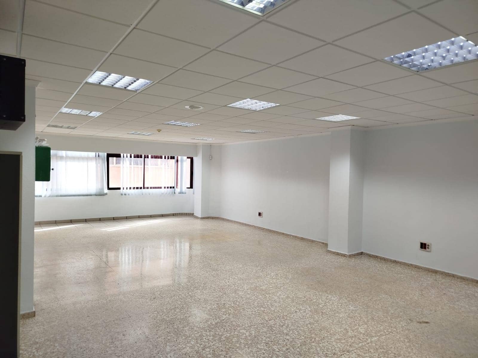 Office for rent in Las Palmas de Gran Canaria - € 1,200 (Ref: 9882304)