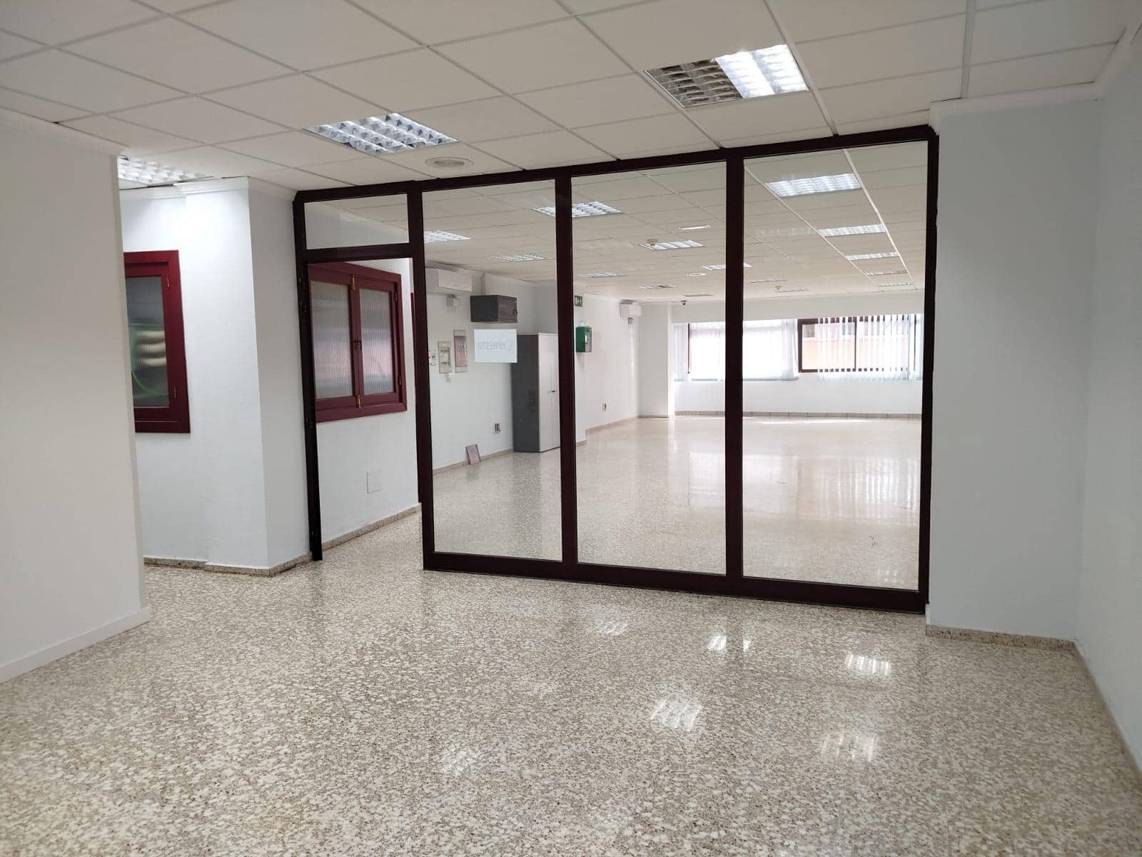 Office for rent in Las Palmas de Gran Canaria - € 1,200 (Ref: 9882304)