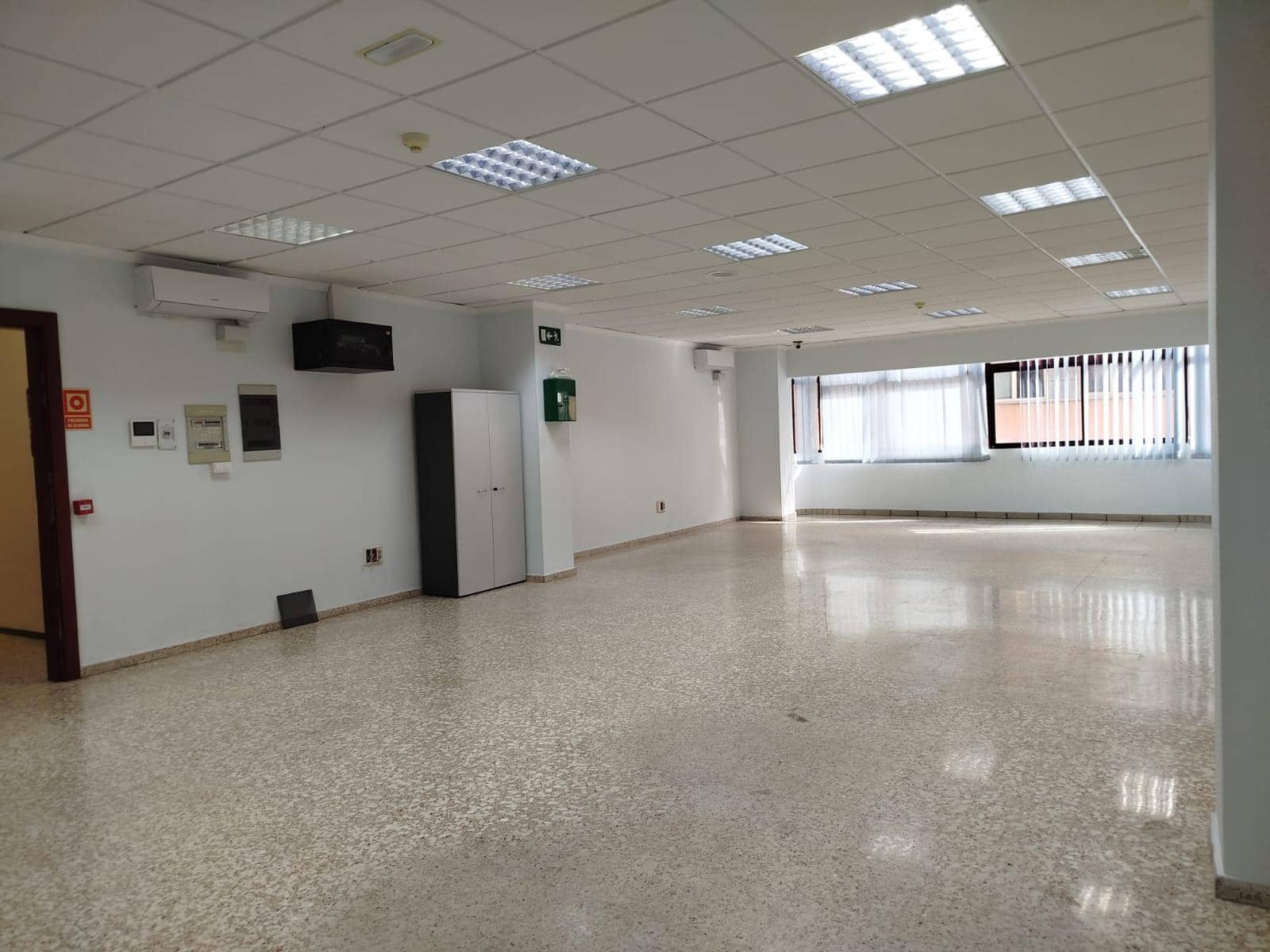 Office for rent in Las Palmas de Gran Canaria - € 1,200 (Ref: 9882304)