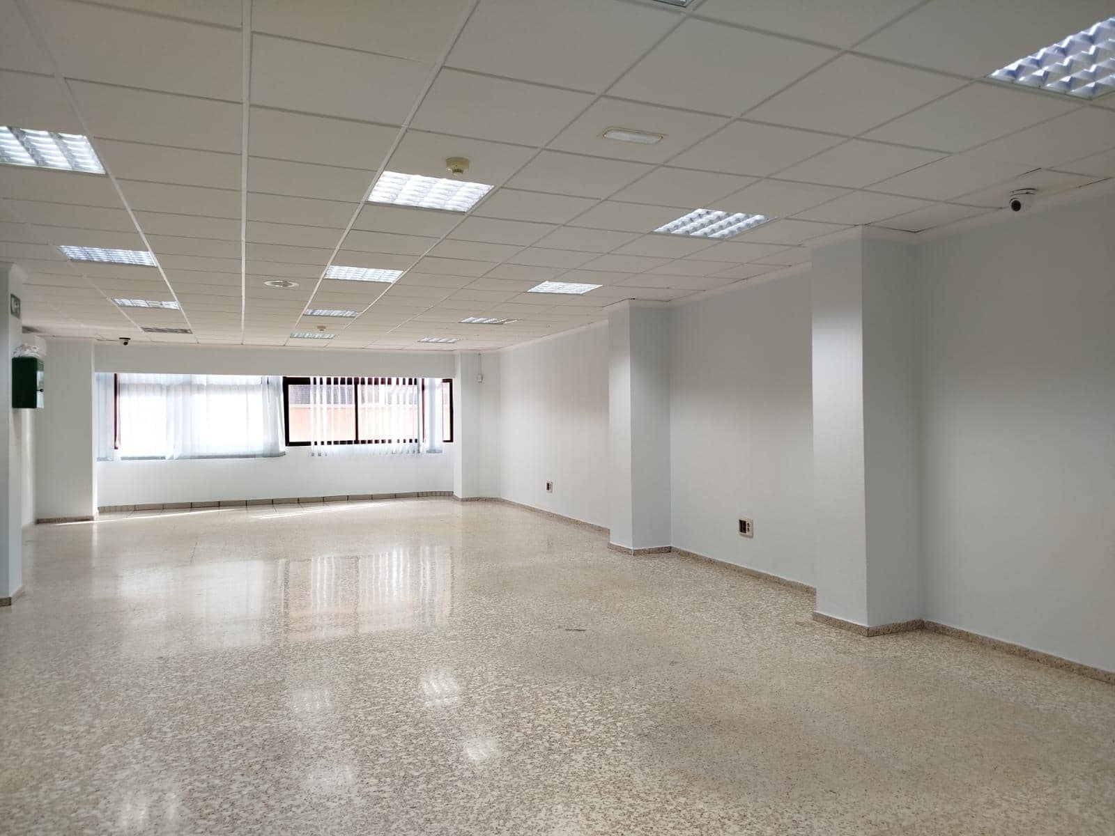 Office for rent in Las Palmas de Gran Canaria - € 1,200 (Ref: 9882304)