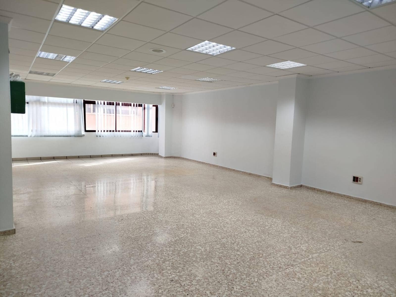 Office for rent in Las Palmas de Gran Canaria - € 1,200 (Ref: 9882304)