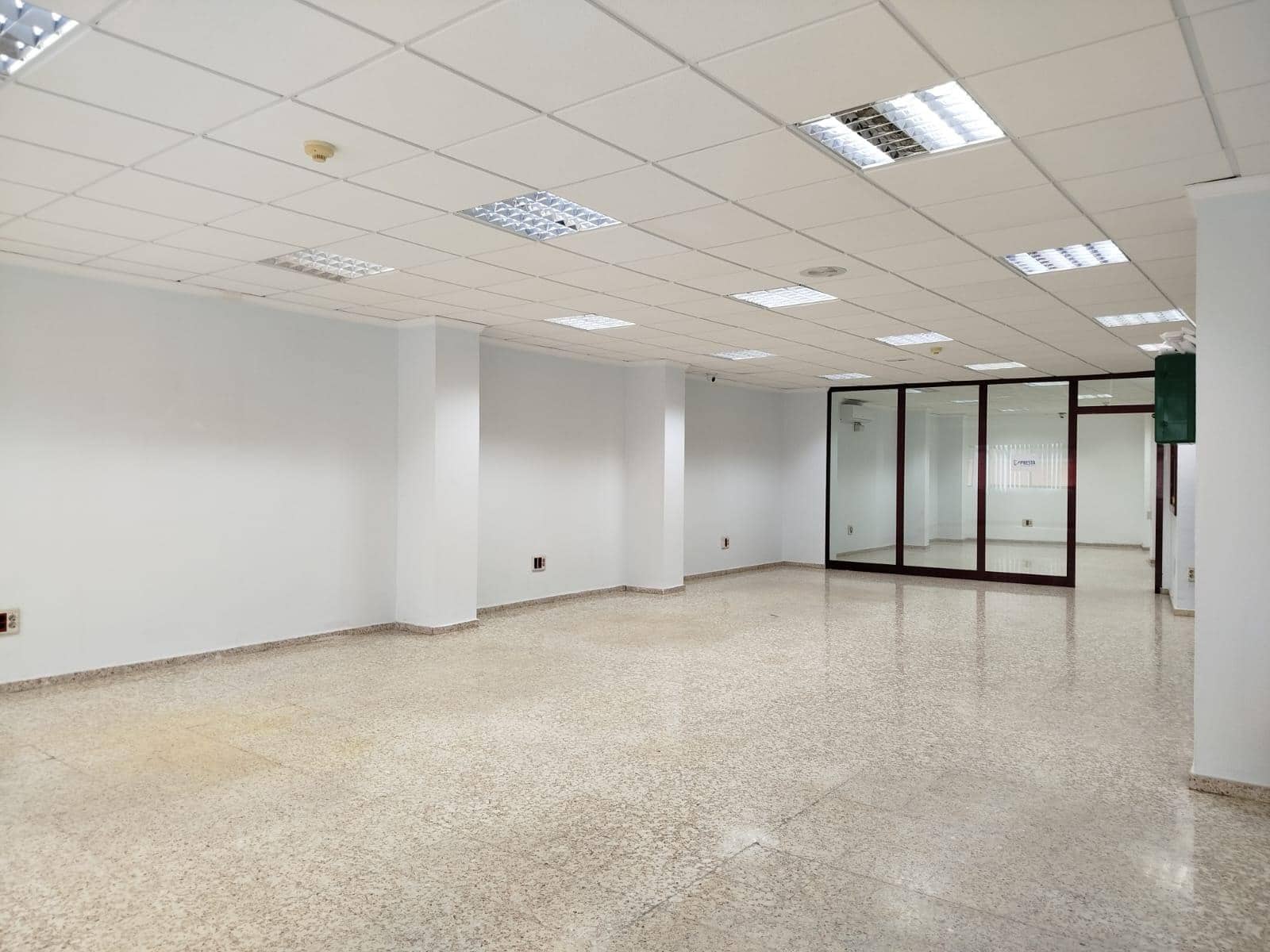 Office for rent in Las Palmas de Gran Canaria - € 1,200 (Ref: 9882304)