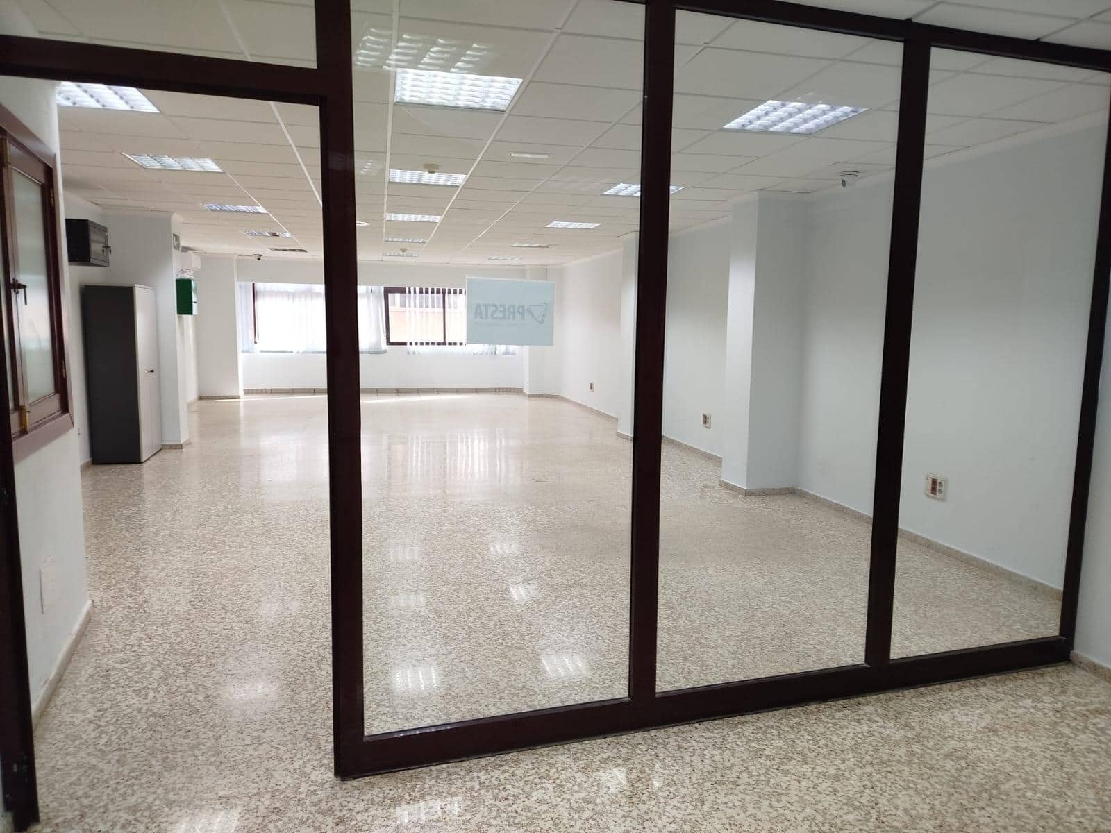 Office for rent in Las Palmas de Gran Canaria - € 1,200 (Ref: 9882304)