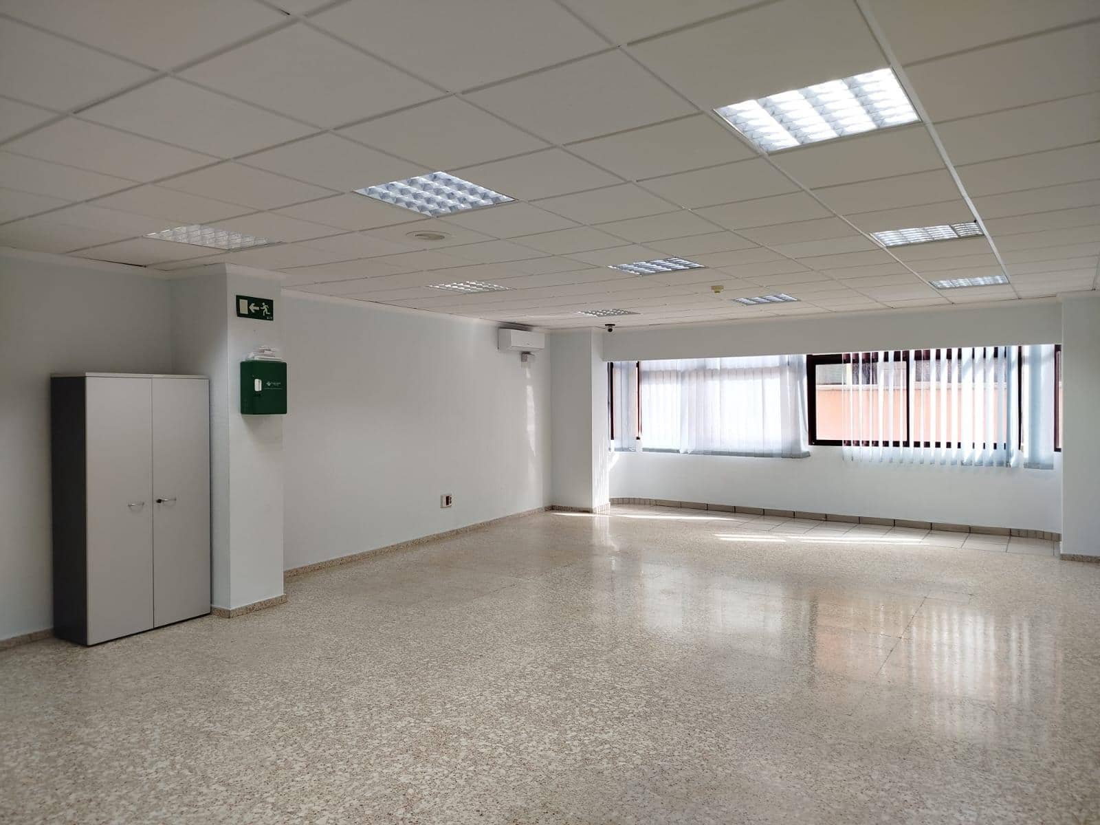 Office for rent in Las Palmas de Gran Canaria - € 1,200 (Ref: 9882304)