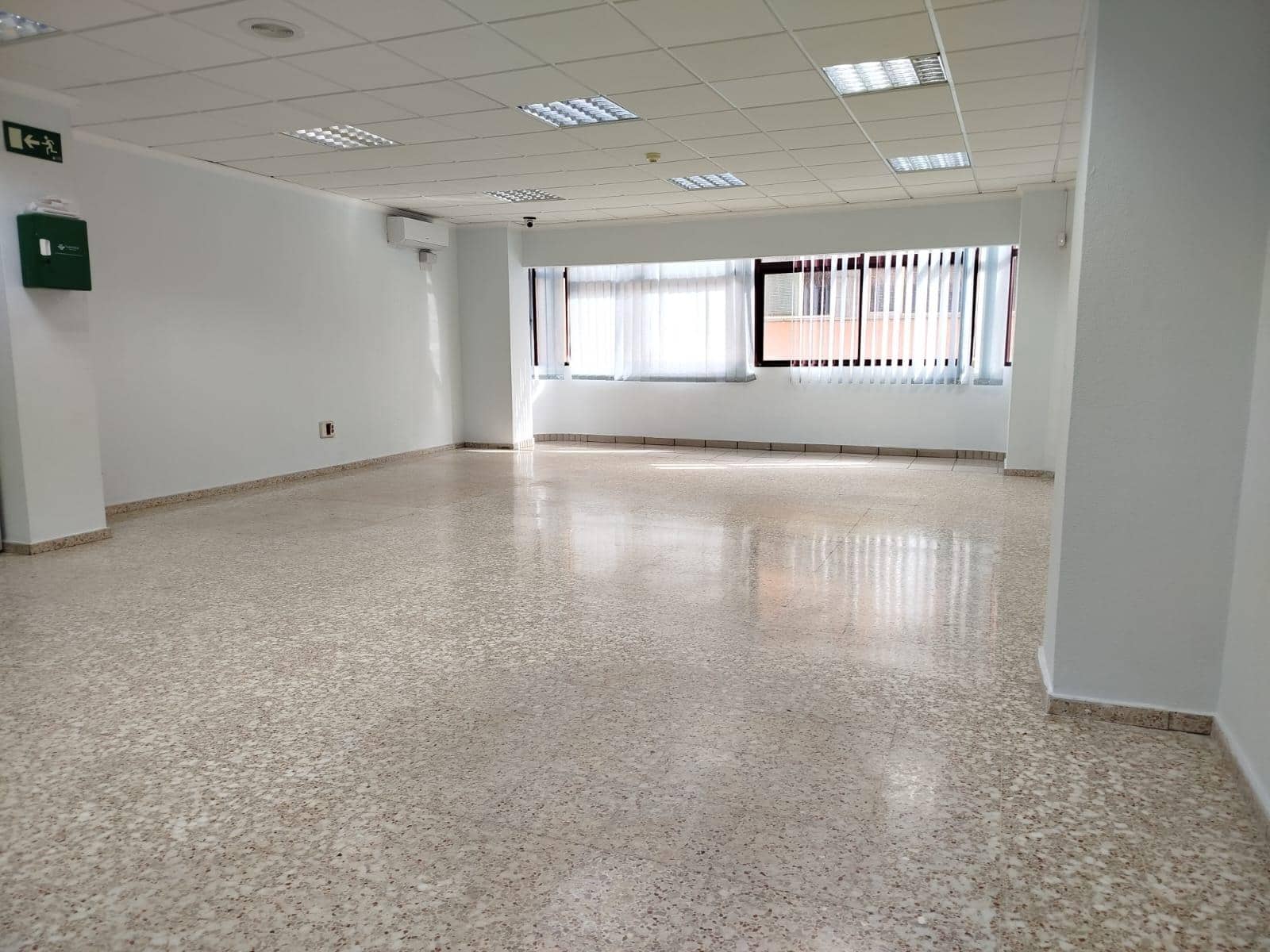 Office for rent in Las Palmas de Gran Canaria - € 1,200 (Ref: 9882304)
