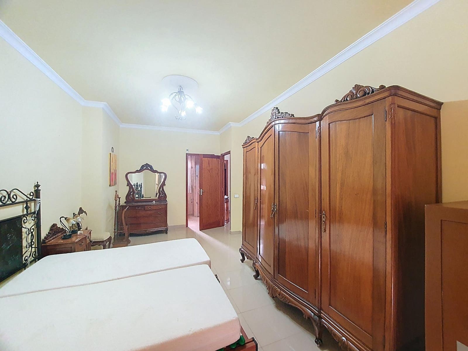 6 bedroom Flat for sale in Las Palmas de Gran Canaria - € 380,000 (Ref: 9882311)