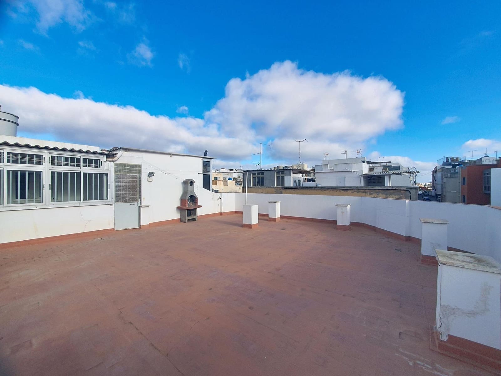 6 bedroom Flat for sale in Las Palmas de Gran Canaria - € 380,000 (Ref: 9882311)