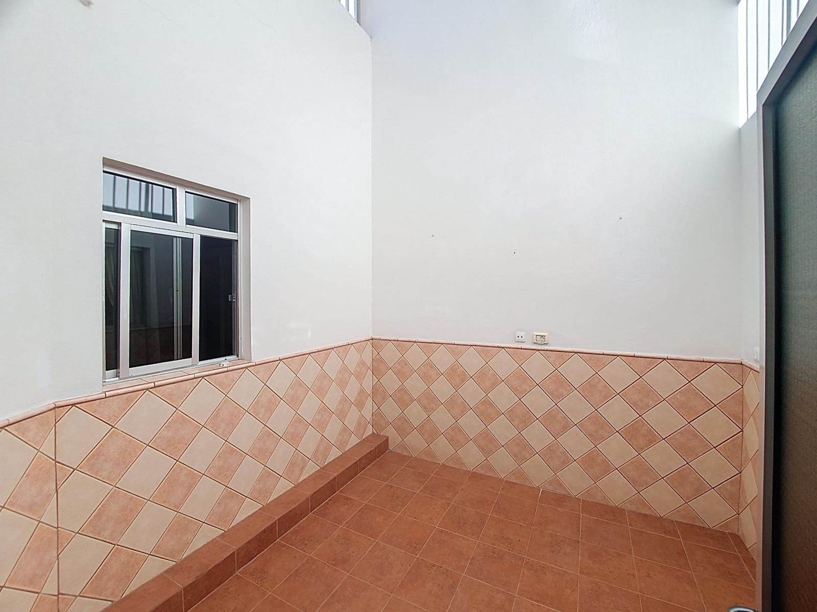 6 bedroom Flat for sale in Las Palmas de Gran Canaria - € 380,000 (Ref: 9882311)