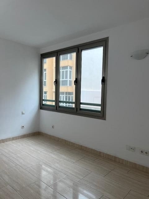 3 soverom Leilighet til leie i Las Palmas de Gran Canaria - € 1 300 (Ref: 9882313)