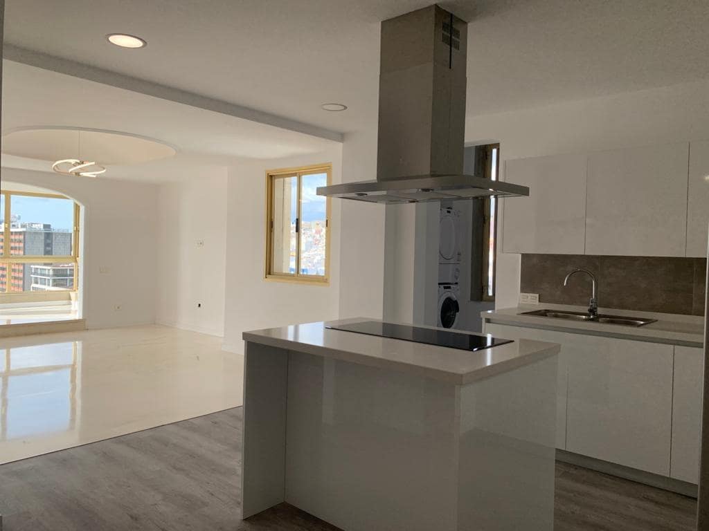 Piso de 4 habitaciones en Las Palmas de Gran Canaria en alquiler - 1.975 € (Ref: 9898921)