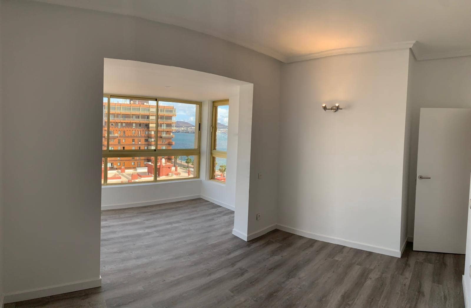 Piso de 4 habitaciones en Las Palmas de Gran Canaria en alquiler - 1.975 € (Ref: 9898921)