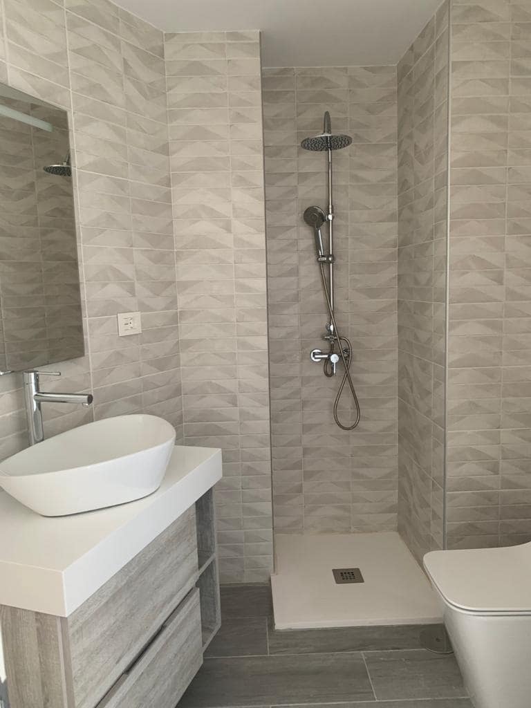 Piso de 4 habitaciones en Las Palmas de Gran Canaria en alquiler - 1.975 € (Ref: 9898921)
