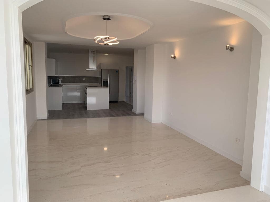Piso de 4 habitaciones en Las Palmas de Gran Canaria en alquiler - 1.975 € (Ref: 9898921)