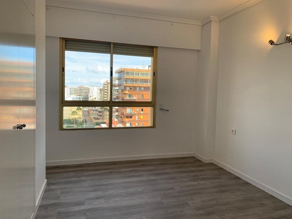 Piso de 4 habitaciones en Las Palmas de Gran Canaria en alquiler - 1.975 € (Ref: 9898921)