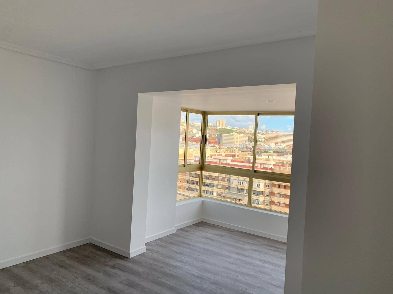 Piso de 4 habitaciones en Las Palmas de Gran Canaria en alquiler - 1.975 € (Ref: 9898921)