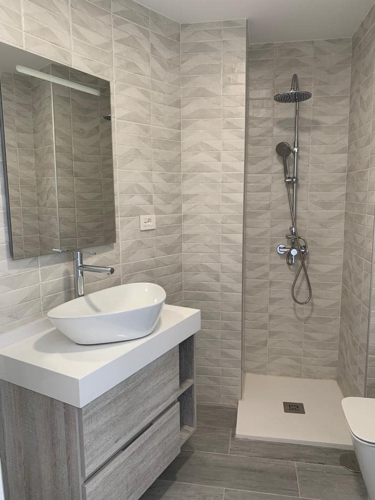 Piso de 4 habitaciones en Las Palmas de Gran Canaria en alquiler - 1.975 € (Ref: 9898921)