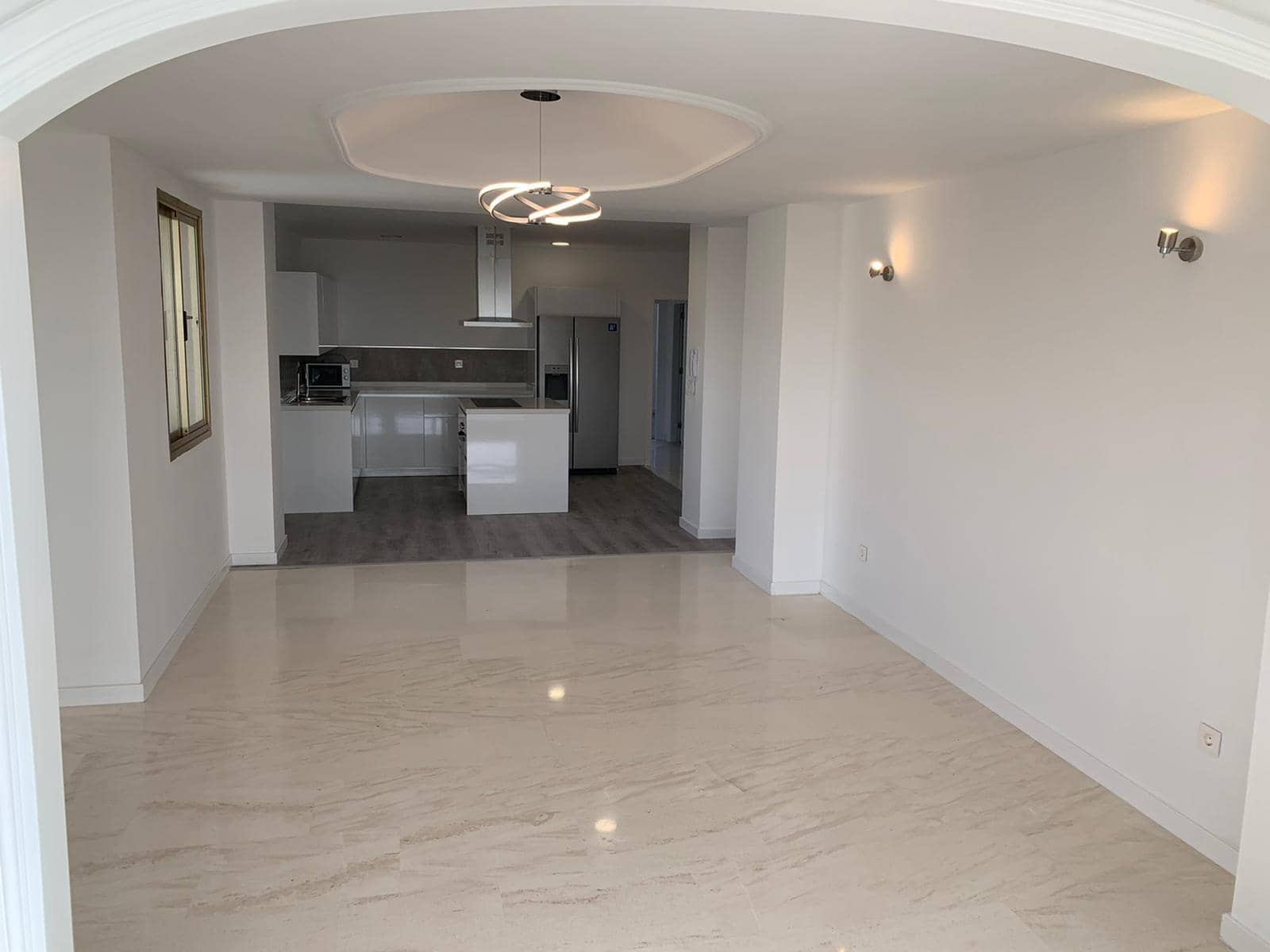 Piso de 4 habitaciones en Las Palmas de Gran Canaria en alquiler - 1.975 € (Ref: 9898921)