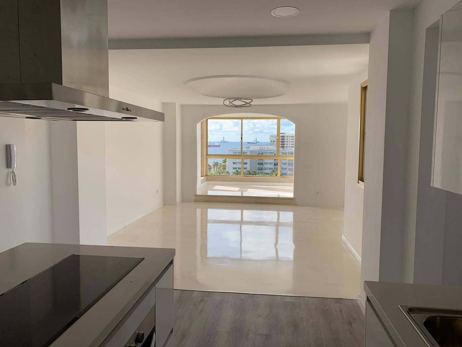 Piso de 4 habitaciones en Las Palmas de Gran Canaria en alquiler - 1.975 € (Ref: 9898921)