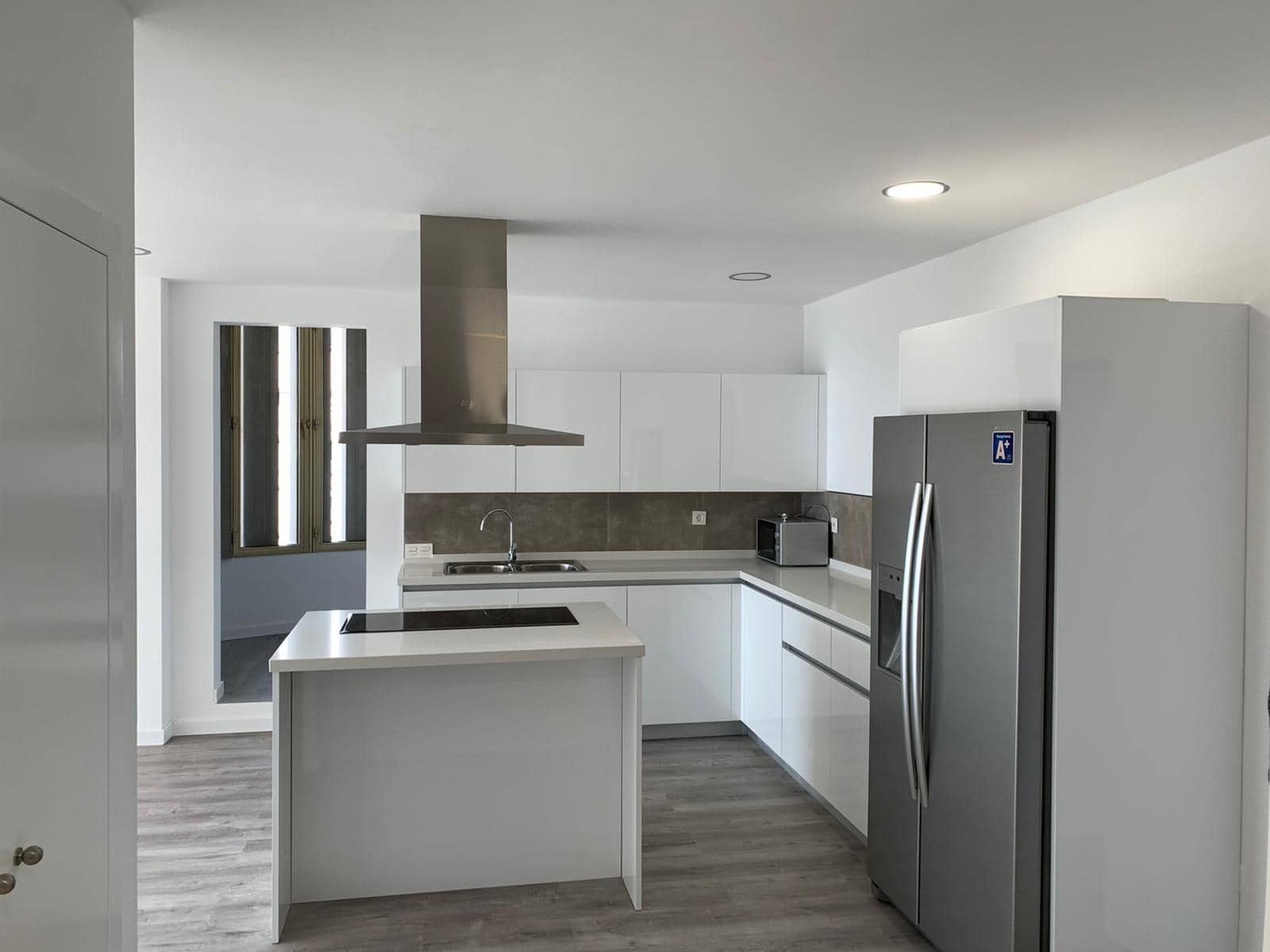 Piso de 4 habitaciones en Las Palmas de Gran Canaria en alquiler - 1.975 € (Ref: 9898921)