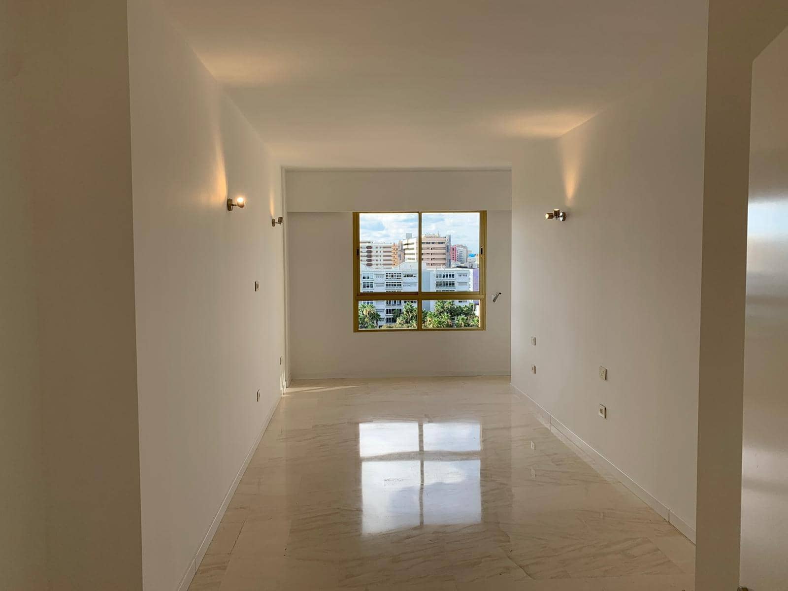 Piso de 4 habitaciones en Las Palmas de Gran Canaria en alquiler - 1.975 € (Ref: 9898921)