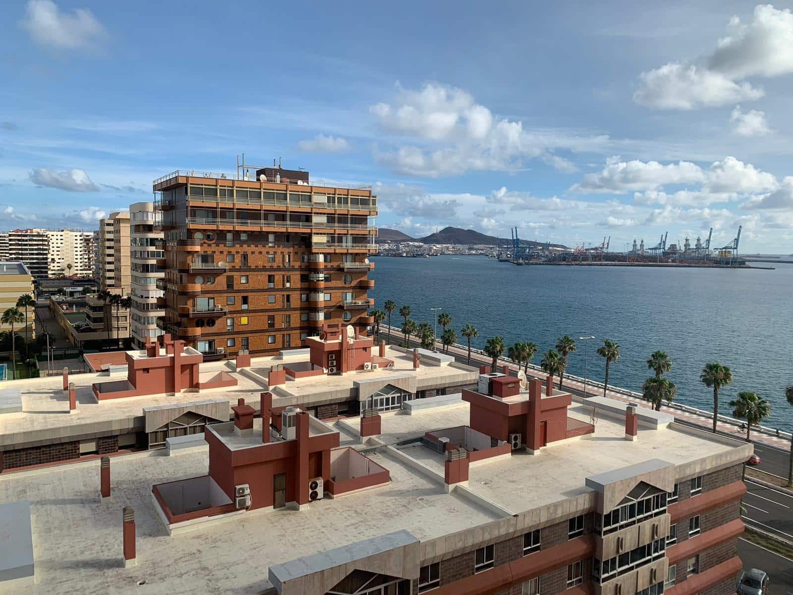 Piso de 4 habitaciones en Las Palmas de Gran Canaria en alquiler - 1.975 € (Ref: 9898921)