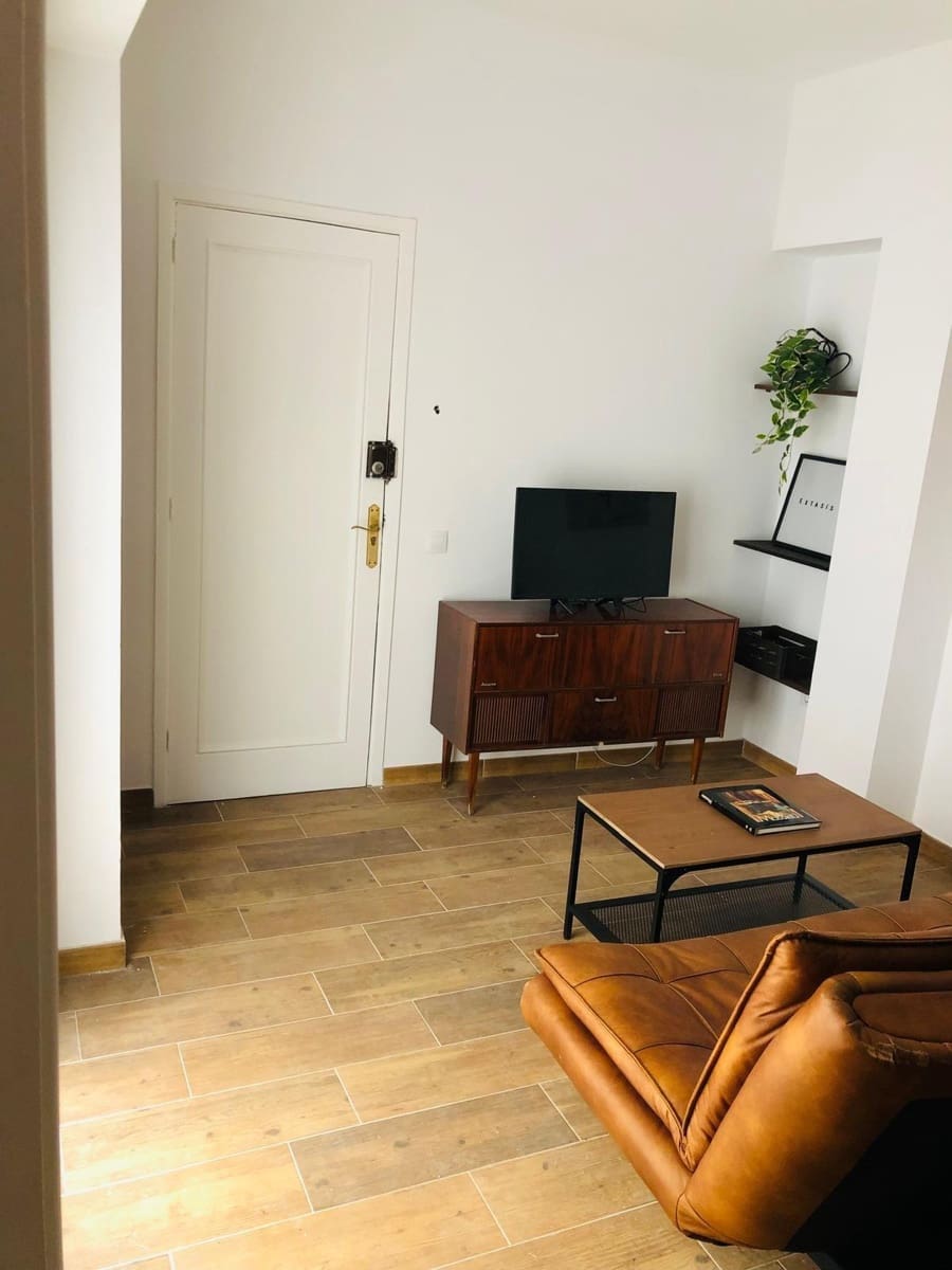 Studio for rent in Las Palmas de Gran Canaria - € 850 (Ref: 9927527)