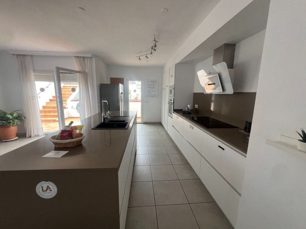 5 quarto Moradia para venda em Costa Adeje com piscina garagem - 1 600 000 € (Ref: 8836365)