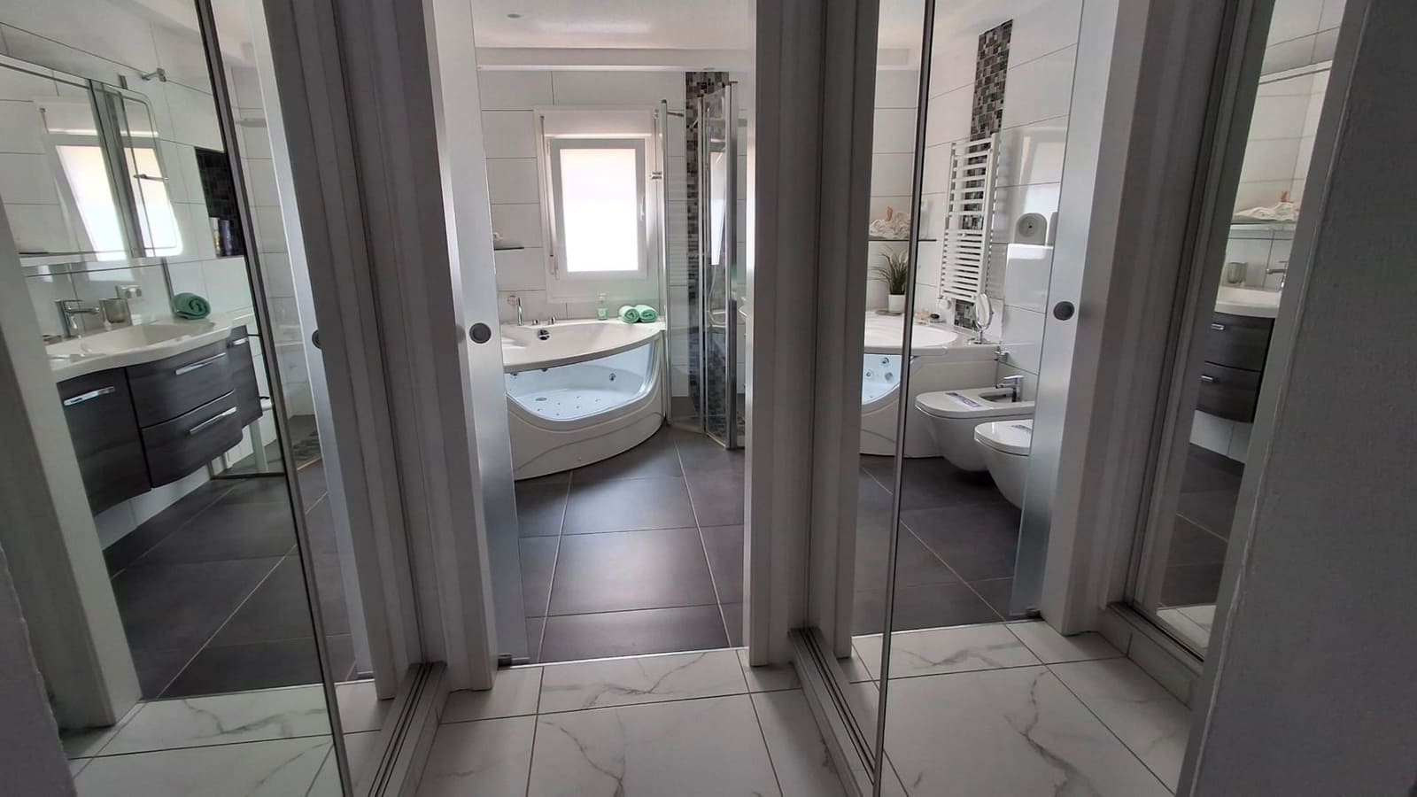 3 soveværelse Villa til salg i El Madronal med swimmingpool garage - € 950.000 (Ref: 8956896)