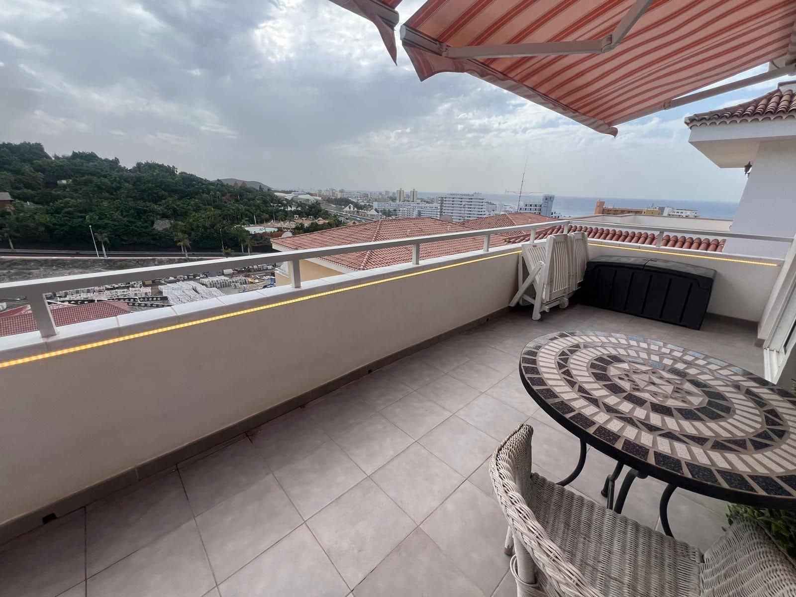 2 slaapkamer Penthouse te koop in Playa de las Americas met zwembad - € 320.000 (Ref: 8968029)