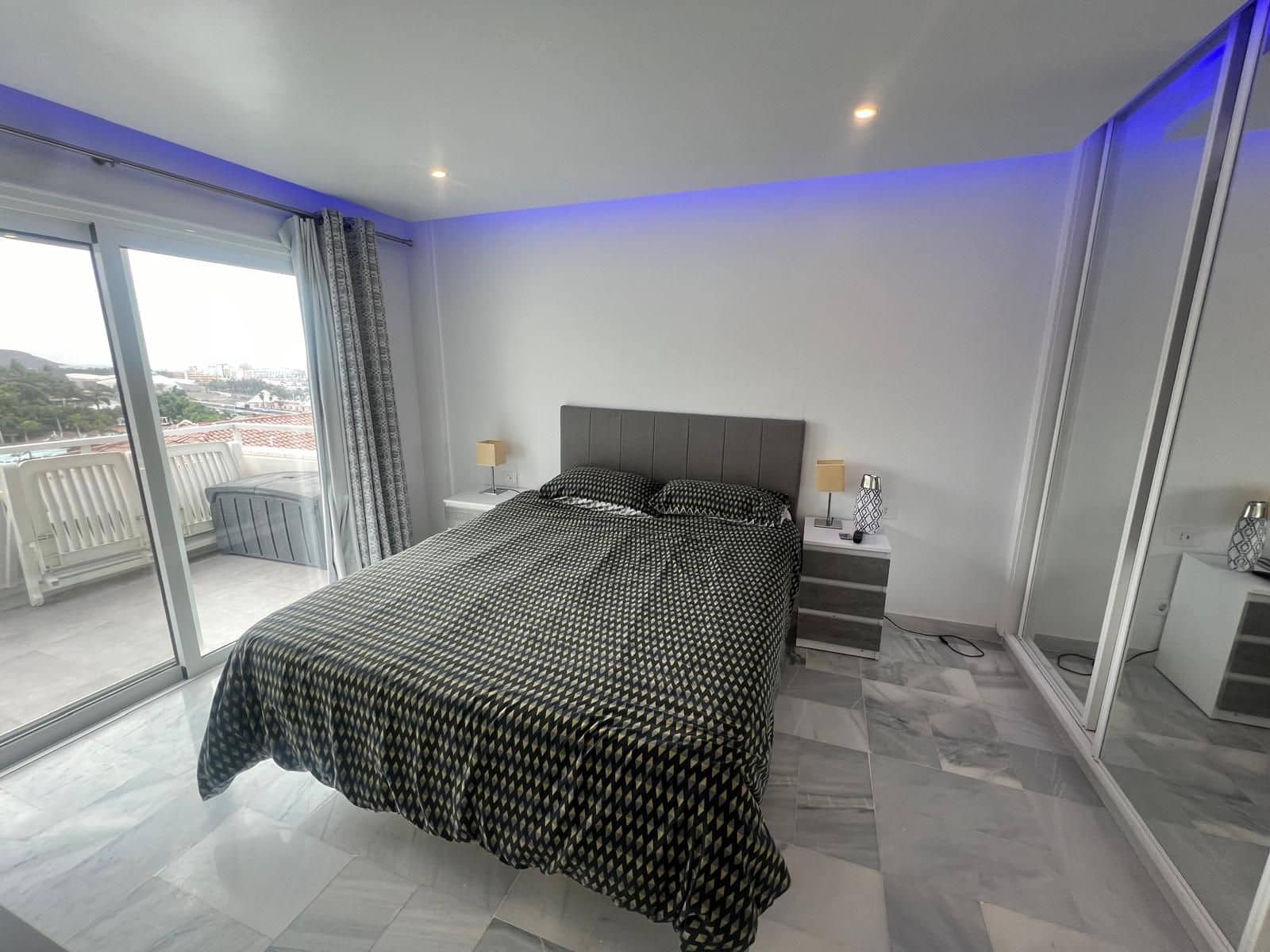 2 slaapkamer Penthouse te koop in Playa de las Americas met zwembad - € 320.000 (Ref: 8968029)