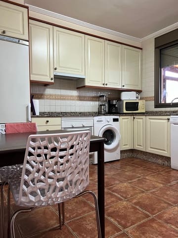 2 soverom Kjedet enebolig til salgs i El Medano, Granadilla de Abona med svømmebasseng garasje - € 390 000 (Ref: 9141418)