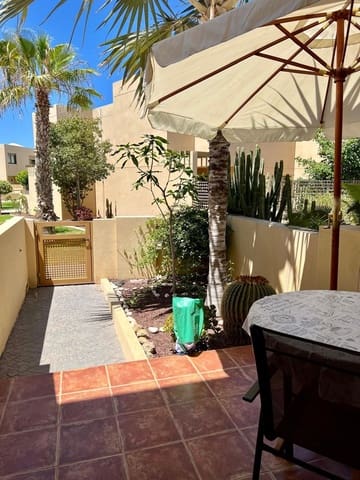 2 soverom Kjedet enebolig til salgs i El Medano, Granadilla de Abona med svømmebasseng garasje - € 390 000 (Ref: 9141418)
