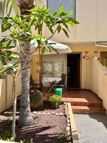 2 soverom Kjedet enebolig til salgs i El Medano, Granadilla de Abona med svømmebasseng garasje - € 390 000 (Ref: 9141418)