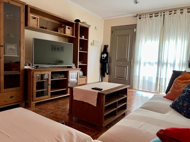 2 soverom Kjedet enebolig til salgs i El Medano, Granadilla de Abona med svømmebasseng garasje - € 390 000 (Ref: 9141418)