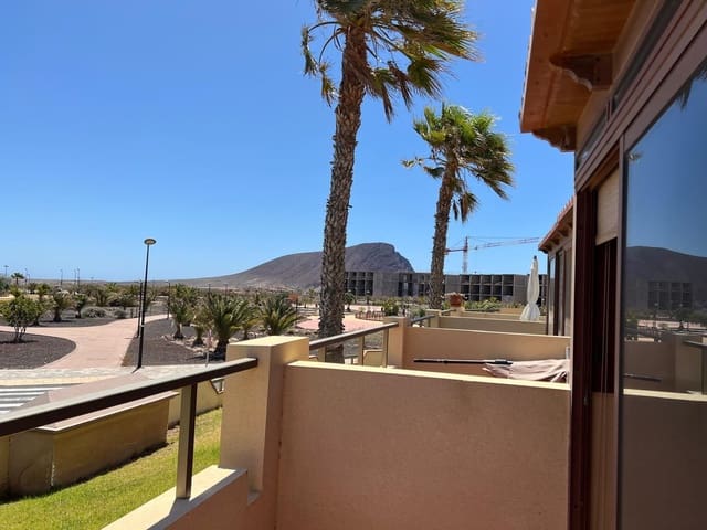 2 slaapkamer Halfvrijstaande villa te koop in El Medano, Granadilla de Abona met zwembad garage - € 390.000 (Ref: 9141418)