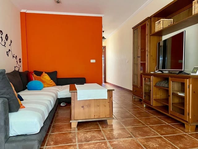 2 soverom Kjedet enebolig til salgs i El Medano, Granadilla de Abona med svømmebasseng garasje - € 390 000 (Ref: 9141418)
