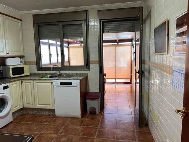 2 soverom Kjedet enebolig til salgs i El Medano, Granadilla de Abona med svømmebasseng garasje - € 390 000 (Ref: 9141418)